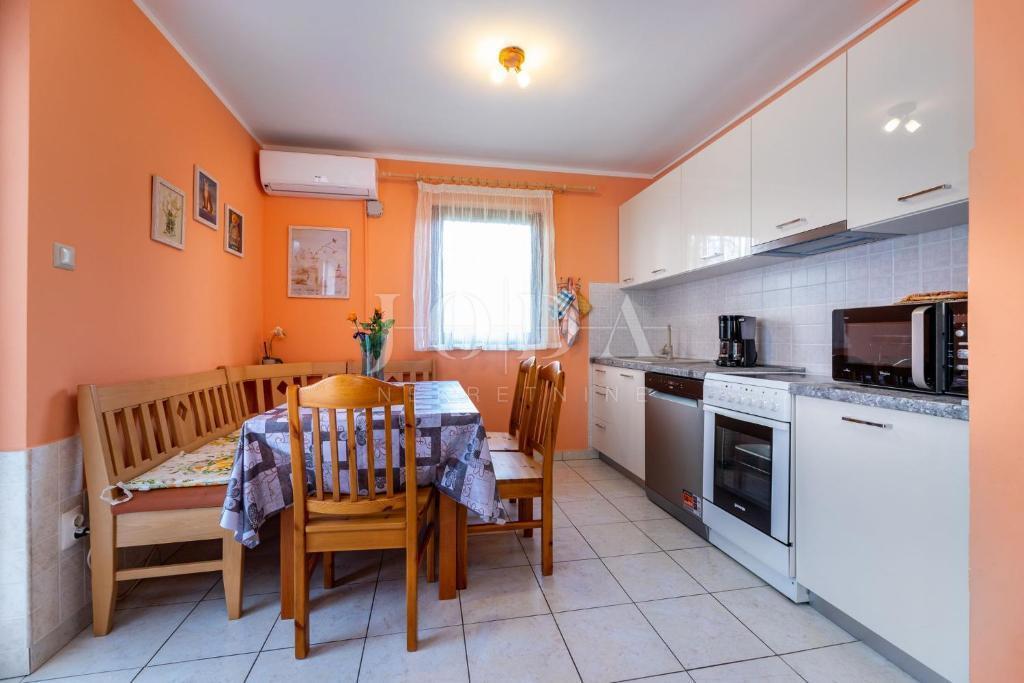 Ampio appartamento al piano terra con giardino curato