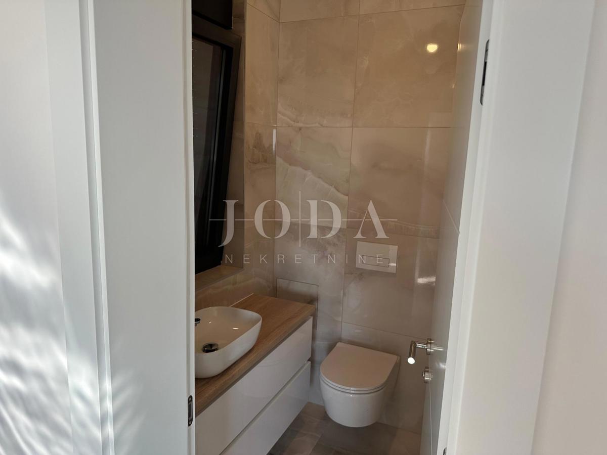 Apartment with a pool and roof terrace, new building, island of Krk