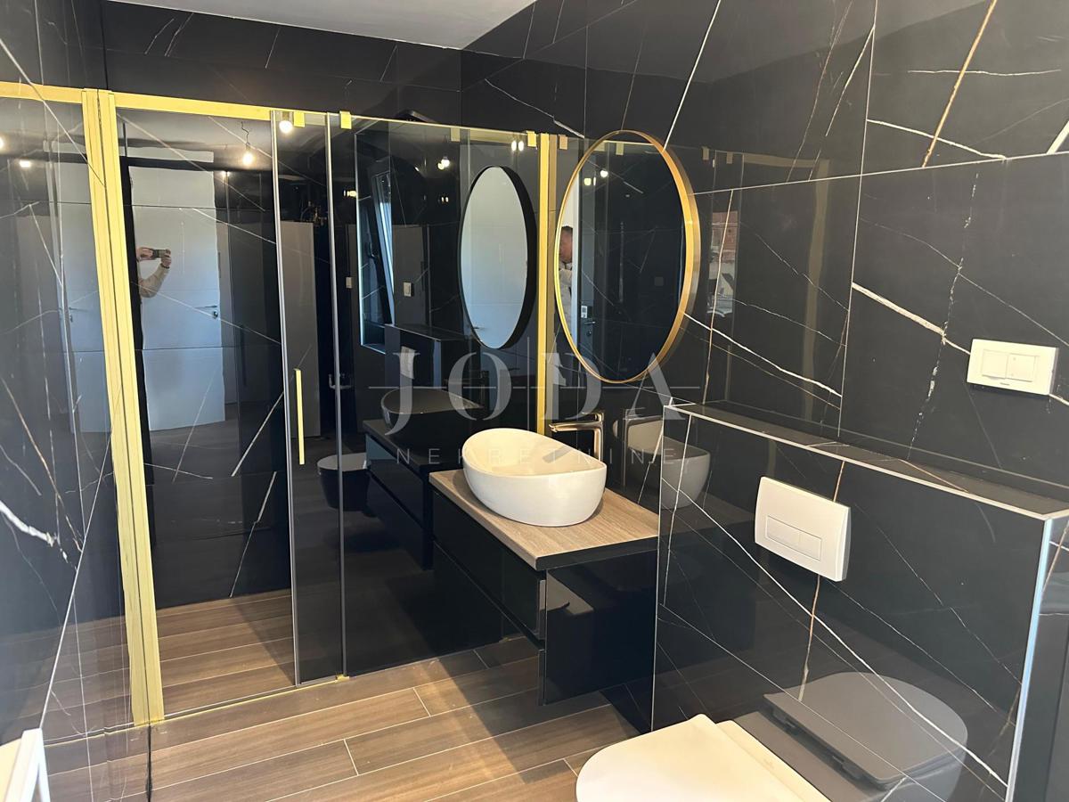 Apartment with a pool and roof terrace, new building, island of Krk