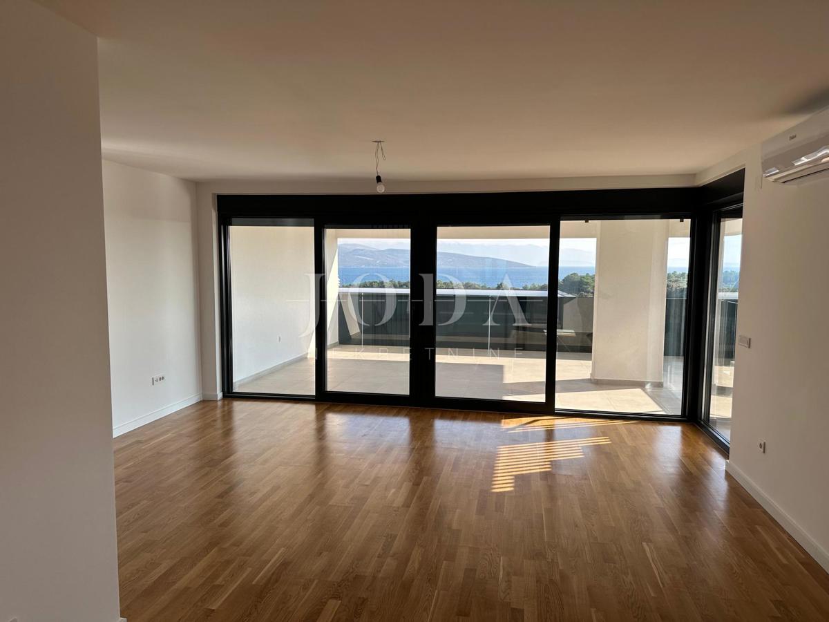 Apartment with a pool and roof terrace, new building, island of Krk