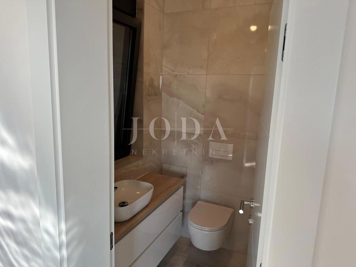 Apartment with a pool and roof terrace, new building, island of Krk