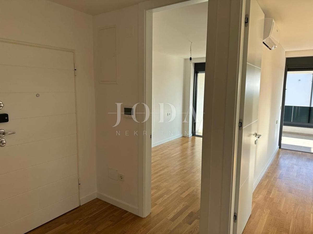 Apartment with a pool and roof terrace, new building, island of Krk