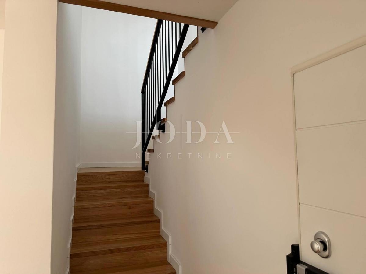 Apartment with a pool and roof terrace, new building, island of Krk