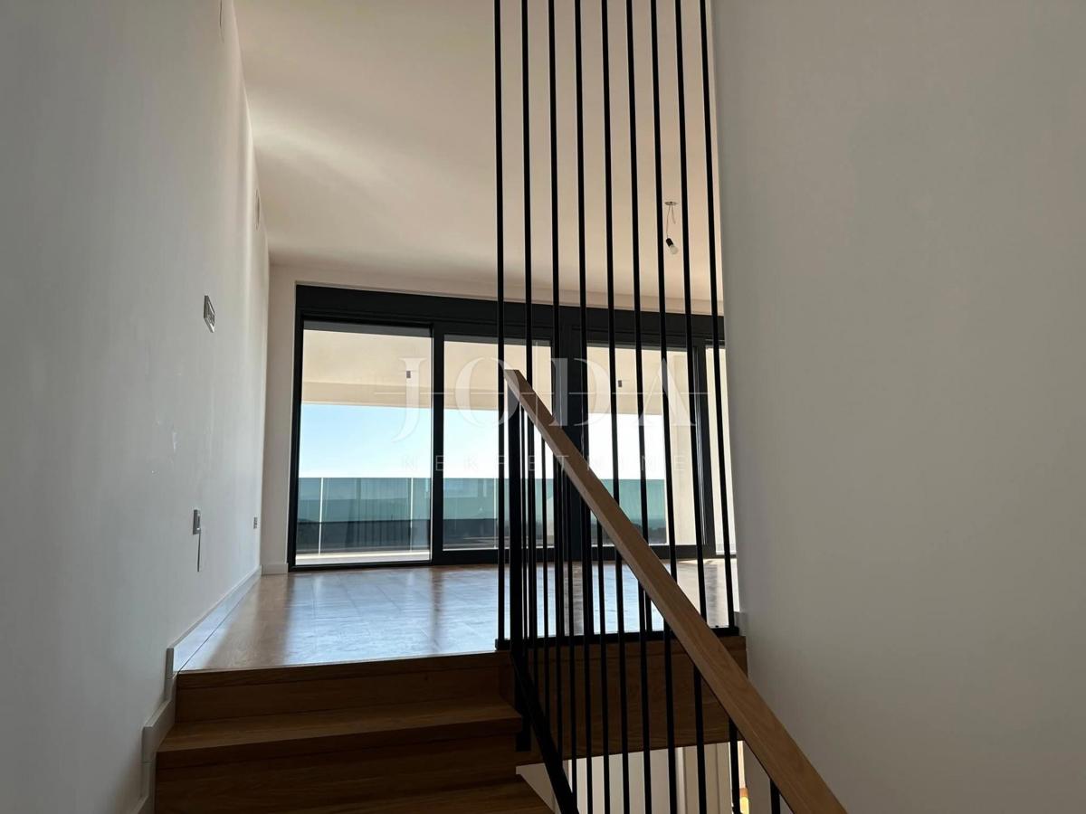 Apartment with a pool and roof terrace, new building, island of Krk