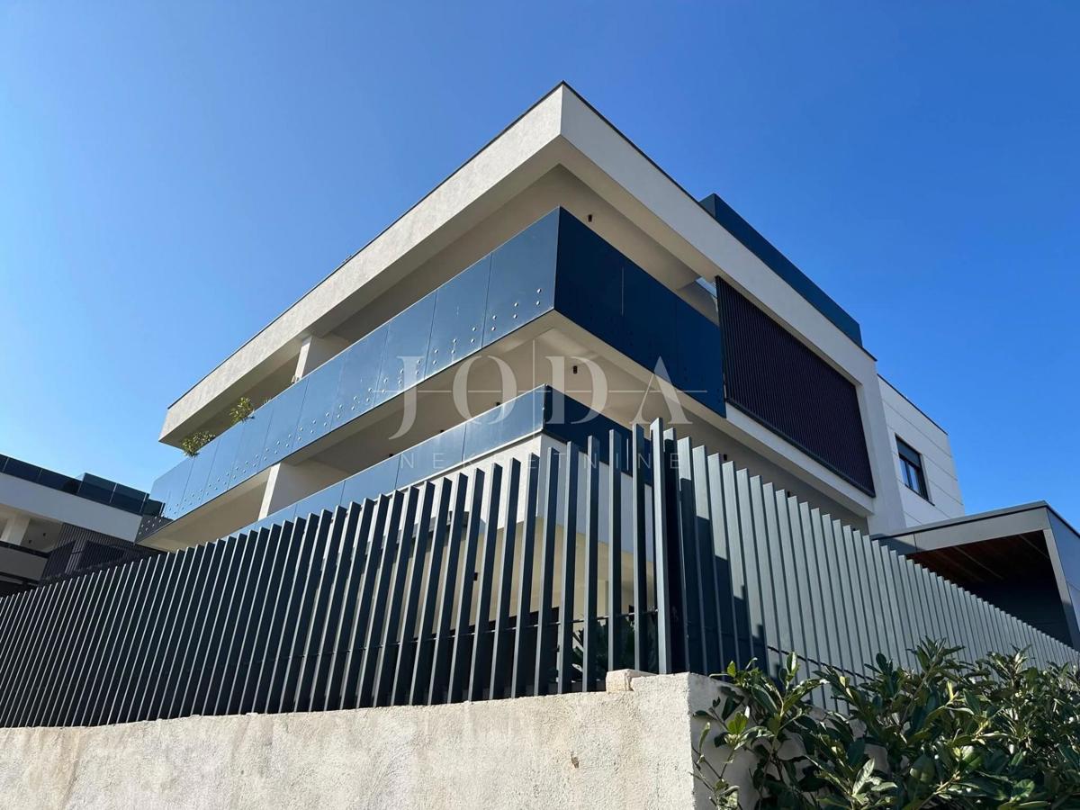 Apartment with a pool and roof terrace, new building, island of Krk