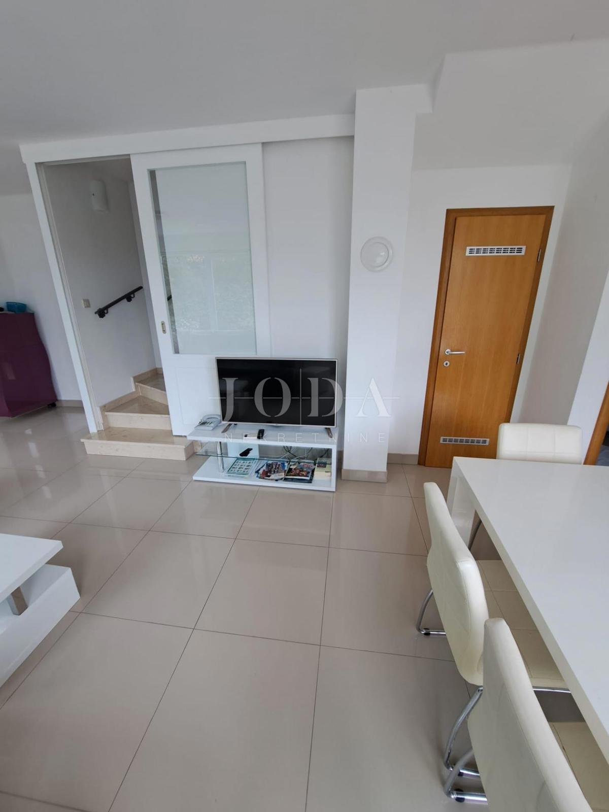 Beautiful house with two residential units and a swimming pool