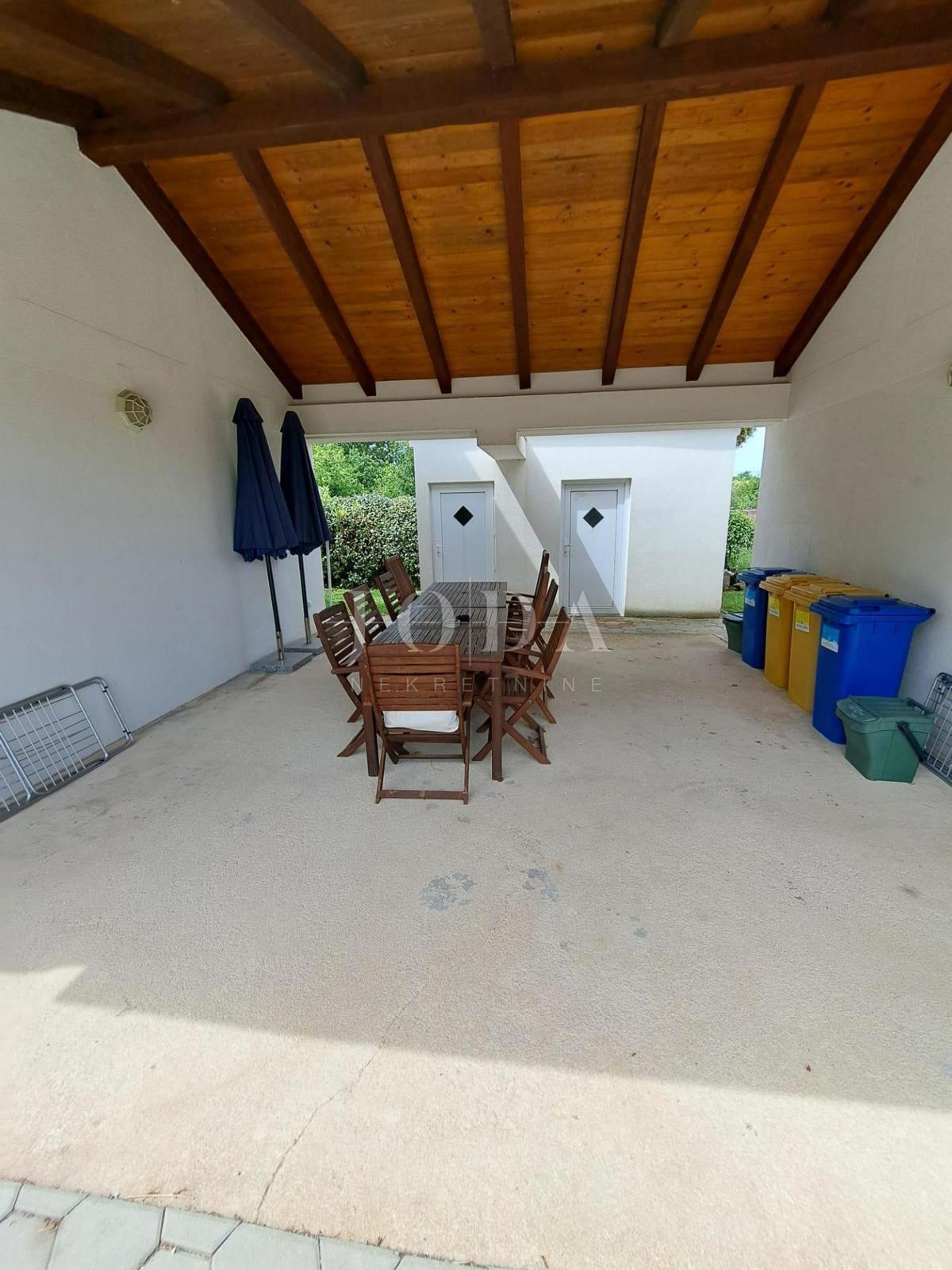 Beautiful house with two residential units and a swimming pool