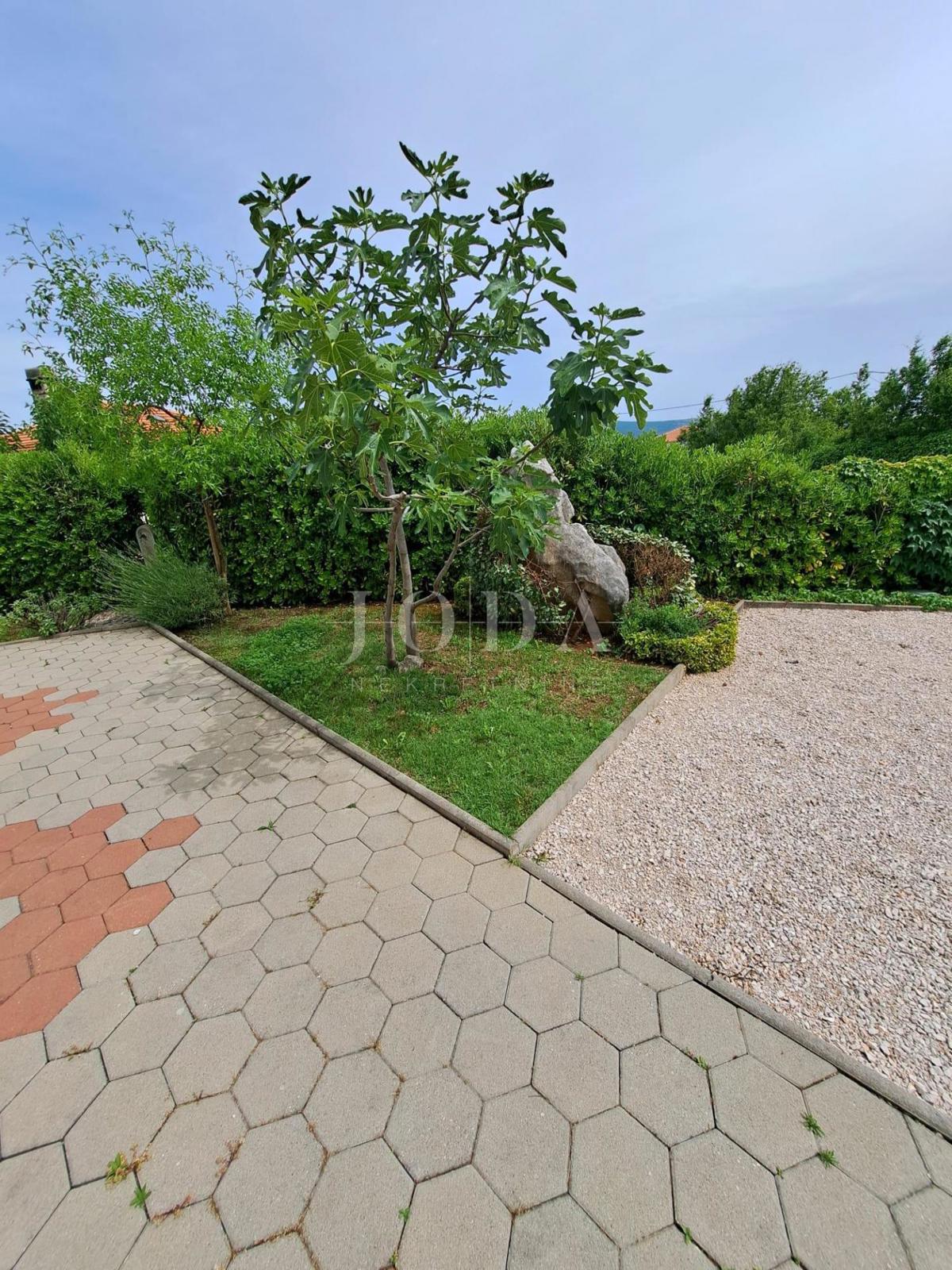 Beautiful house with two residential units and a swimming pool