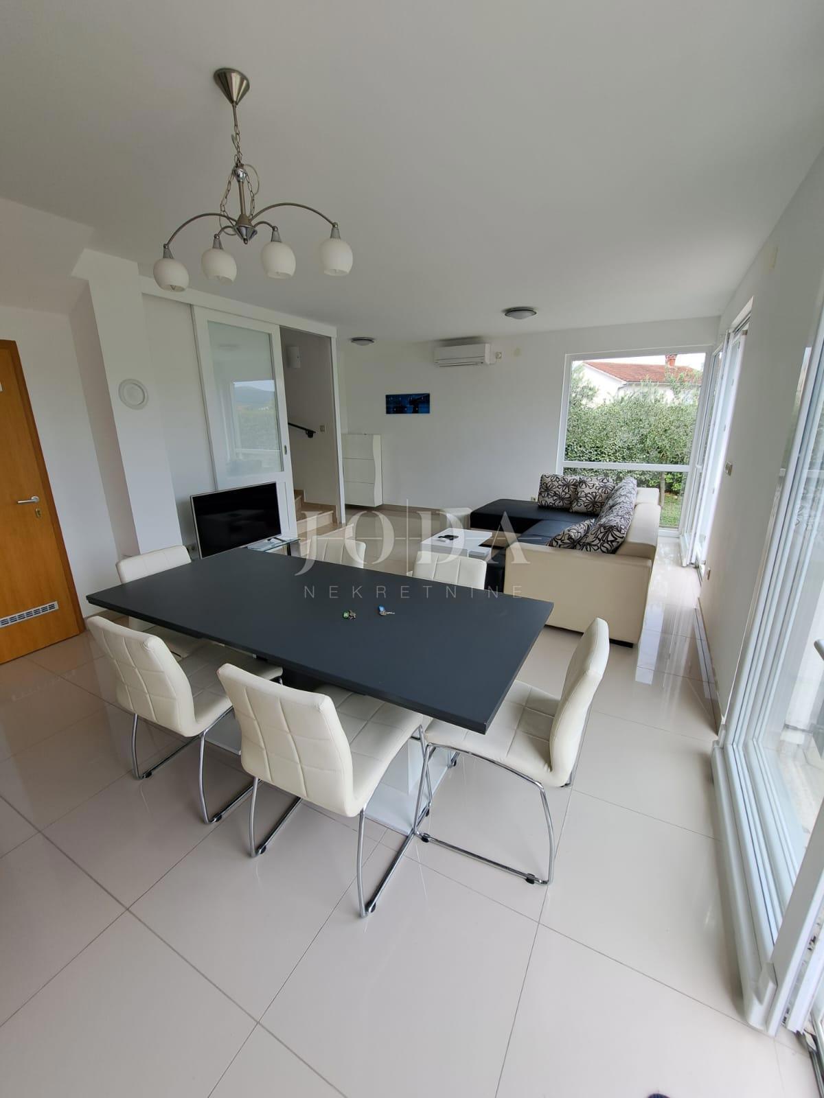 Beautiful house with two residential units and a swimming pool