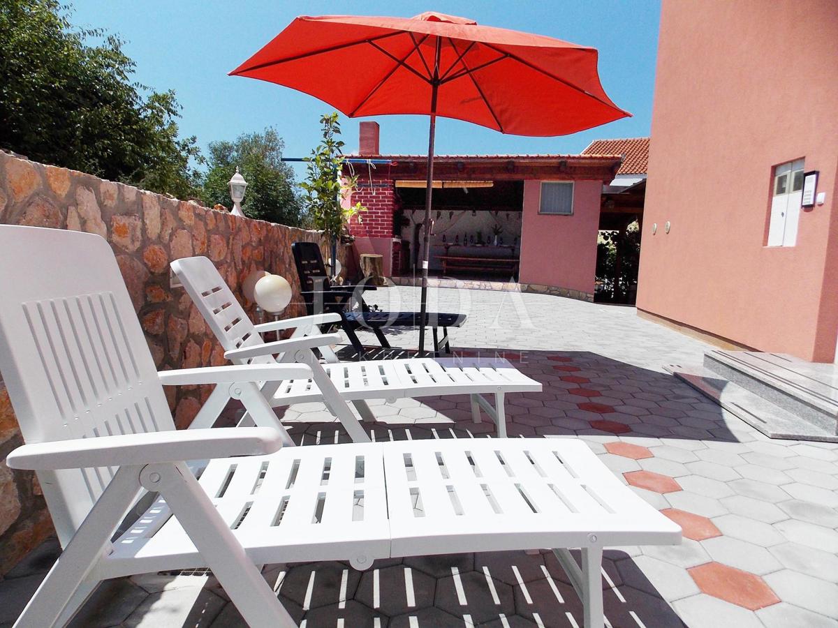 Palazzina con sei appartamenti arredati