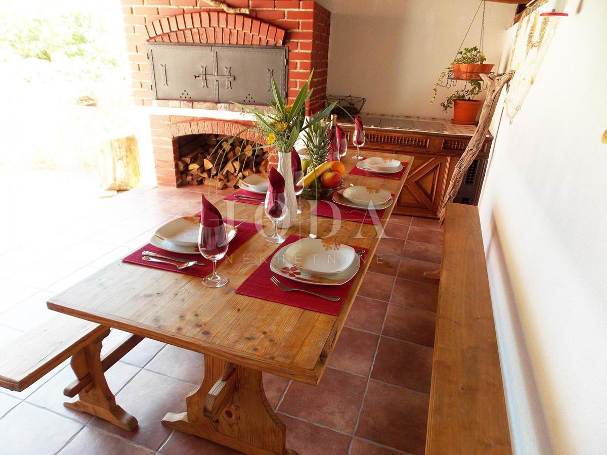 Palazzina con sei appartamenti arredati