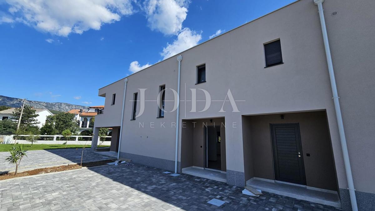 Jadranovo: case di nuova costruzione in fila