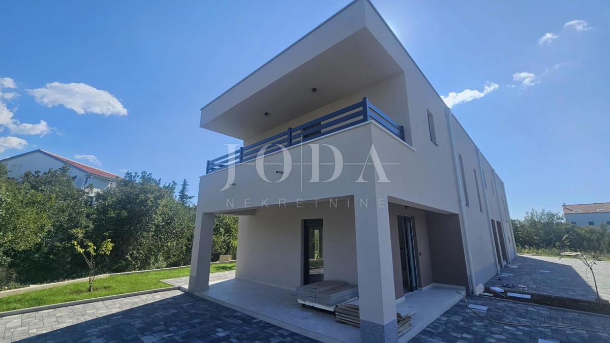 Jadranovo: case di nuova costruzione in fila