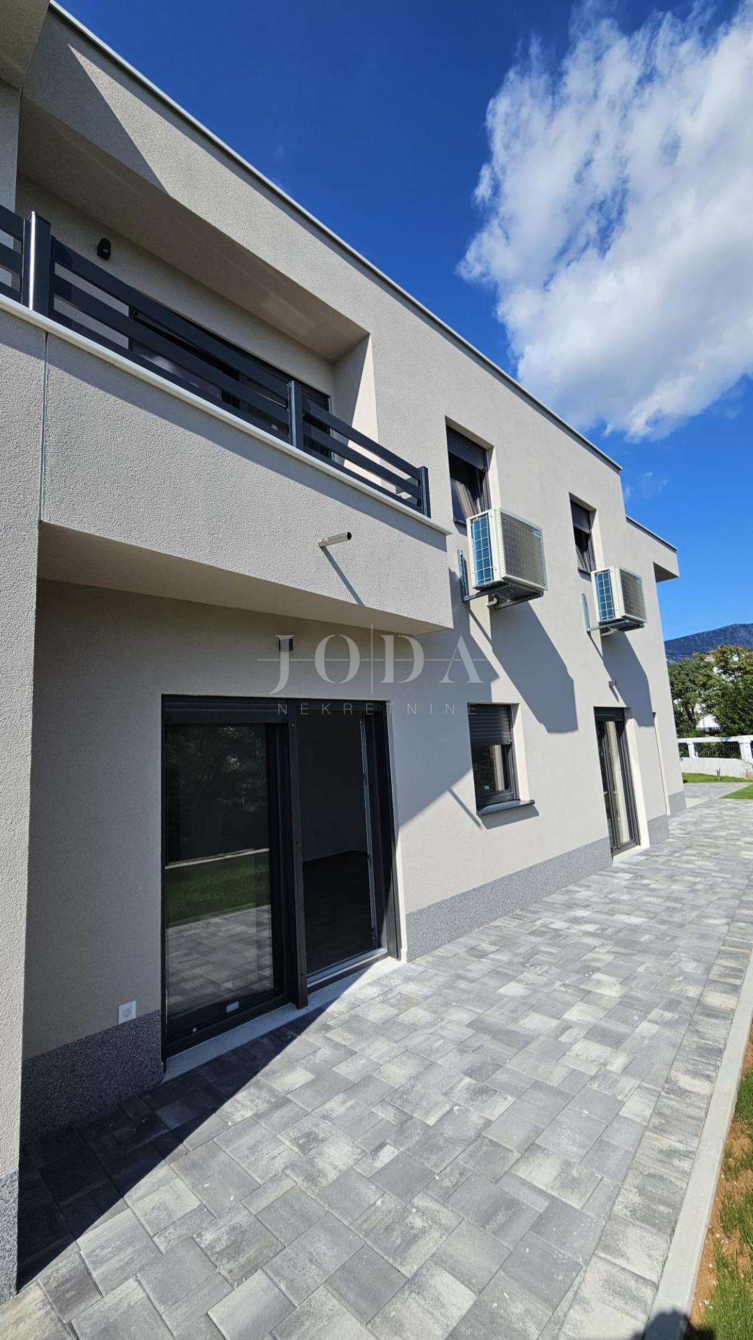 Jadranovo: case di nuova costruzione in fila