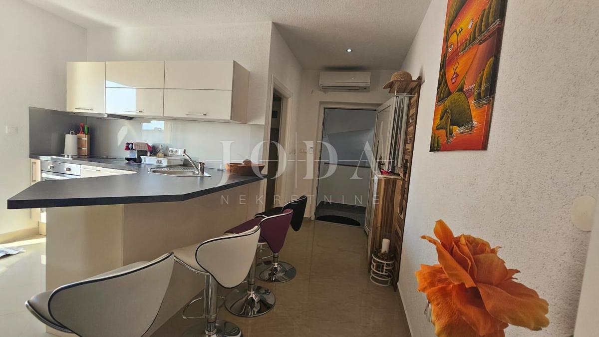 Casa Jadranovo con quattro appartamenti
