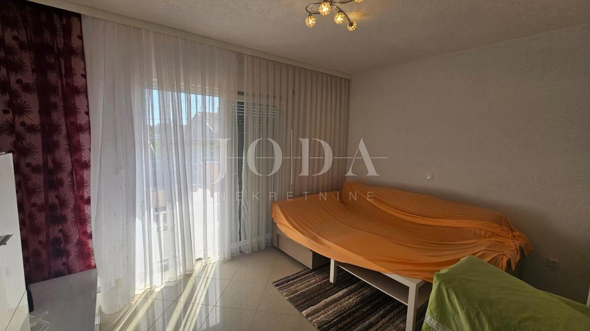 Casa Jadranovo con quattro appartamenti