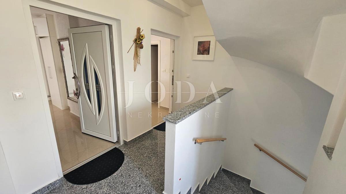 Casa Jadranovo con quattro appartamenti