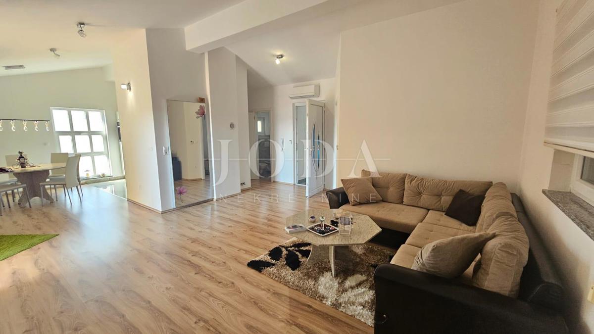 Casa Jadranovo con quattro appartamenti