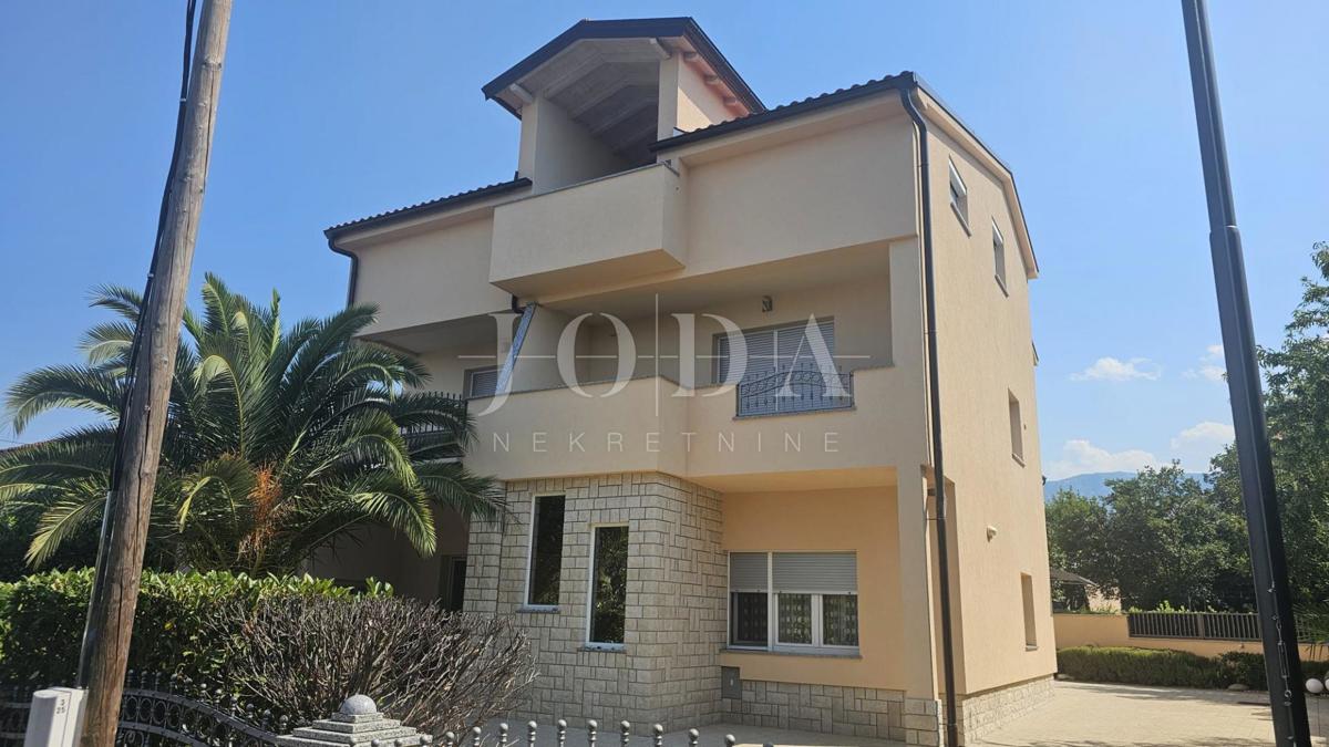 Casa Jadranovo con quattro appartamenti