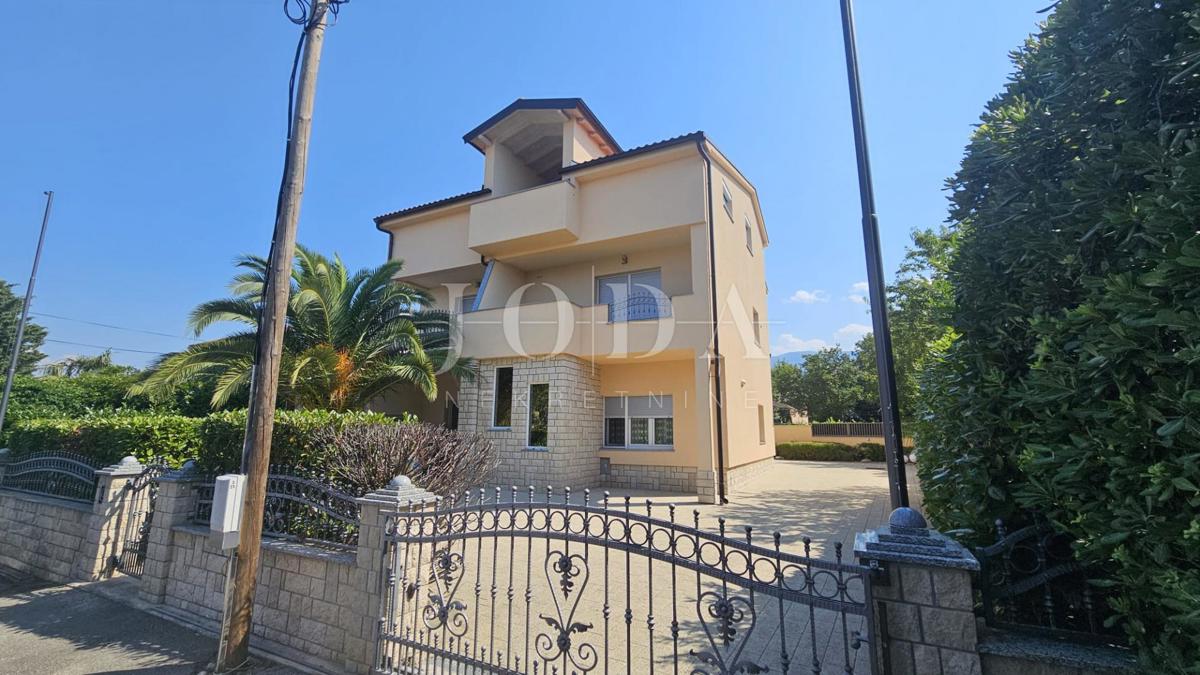 Casa Jadranovo con quattro appartamenti