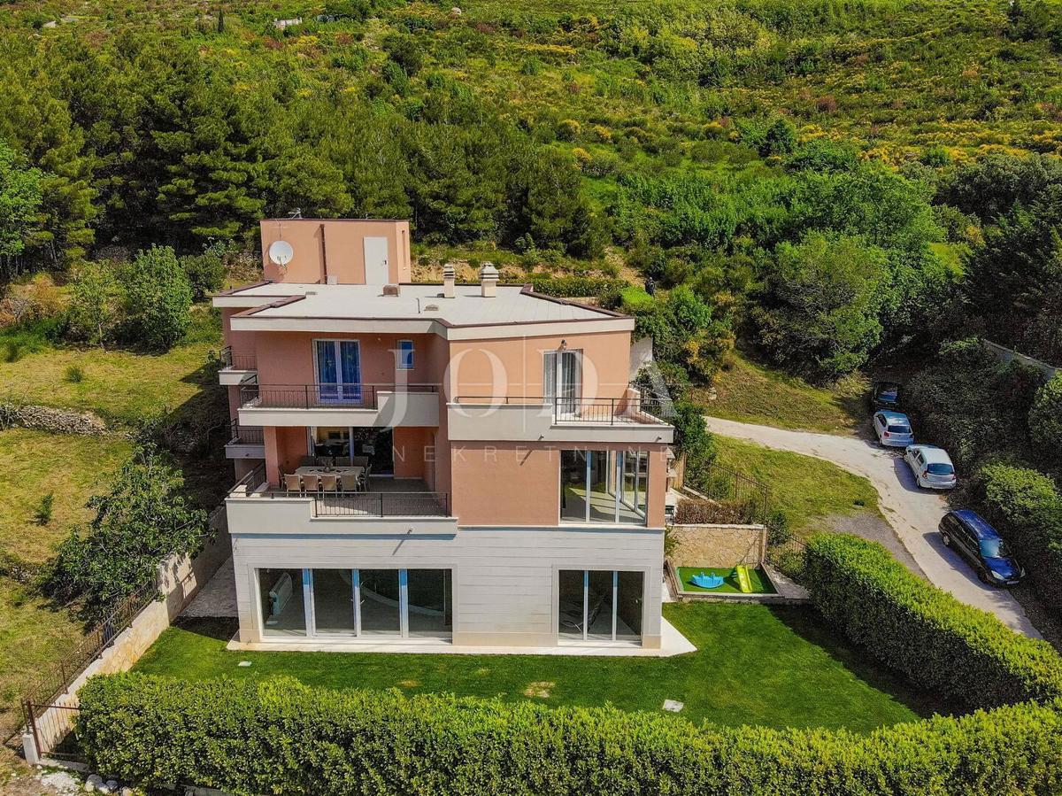 Bellissima villa a Salona con due piscine