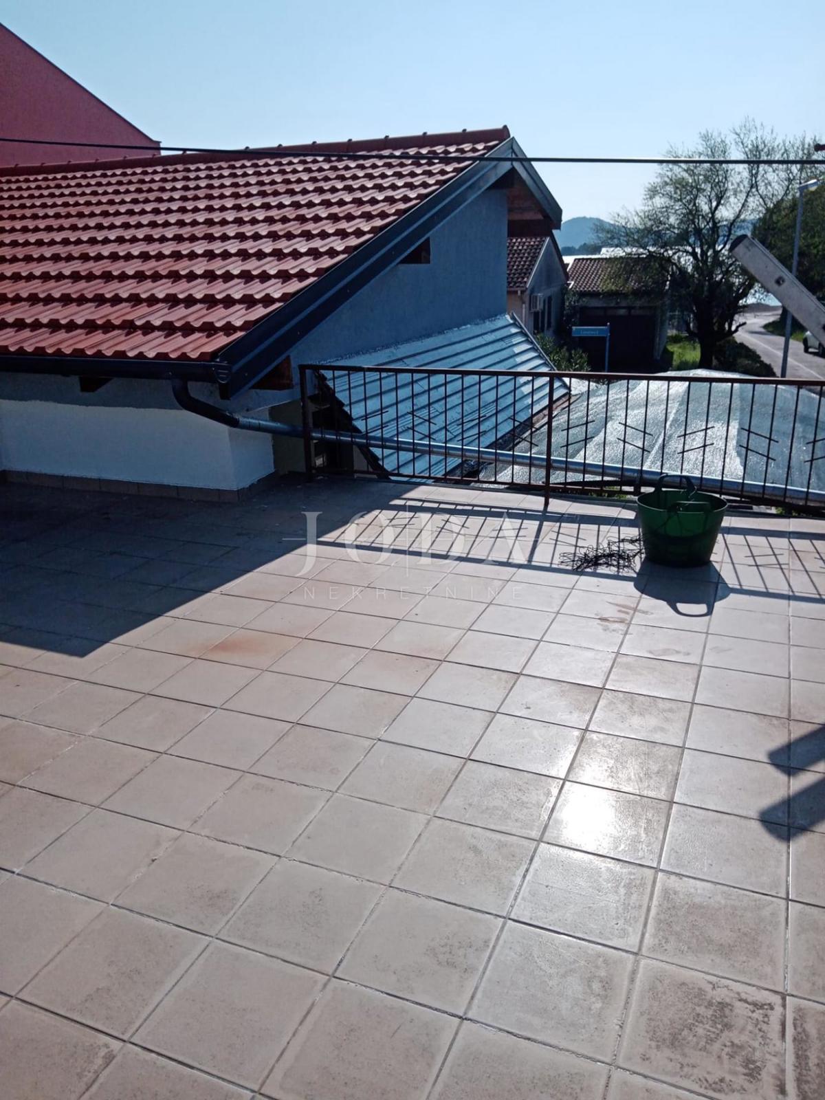 Vodice, casa con parcheggio in posizione eccellente