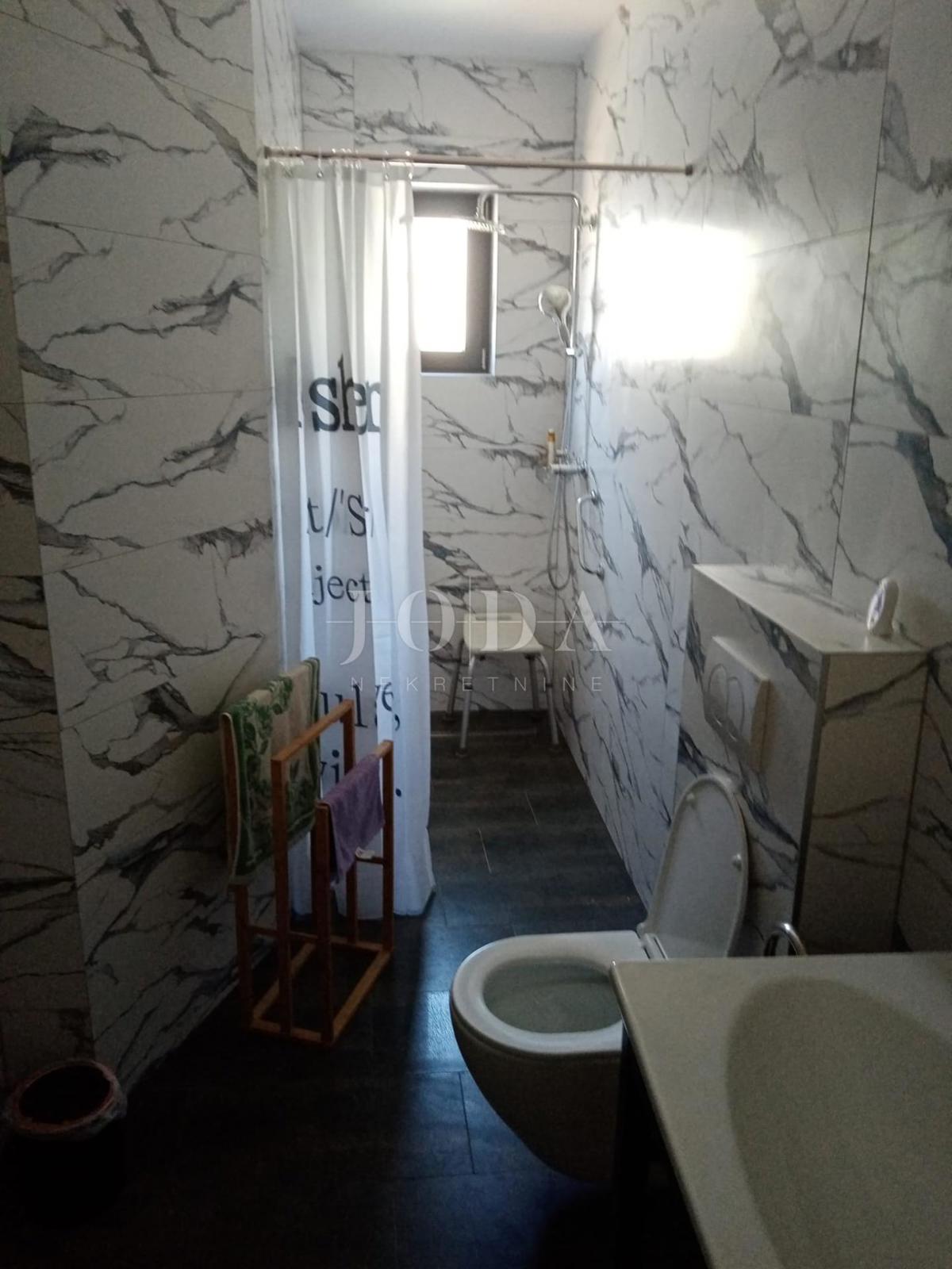 Vodice, casa con parcheggio in posizione eccellente