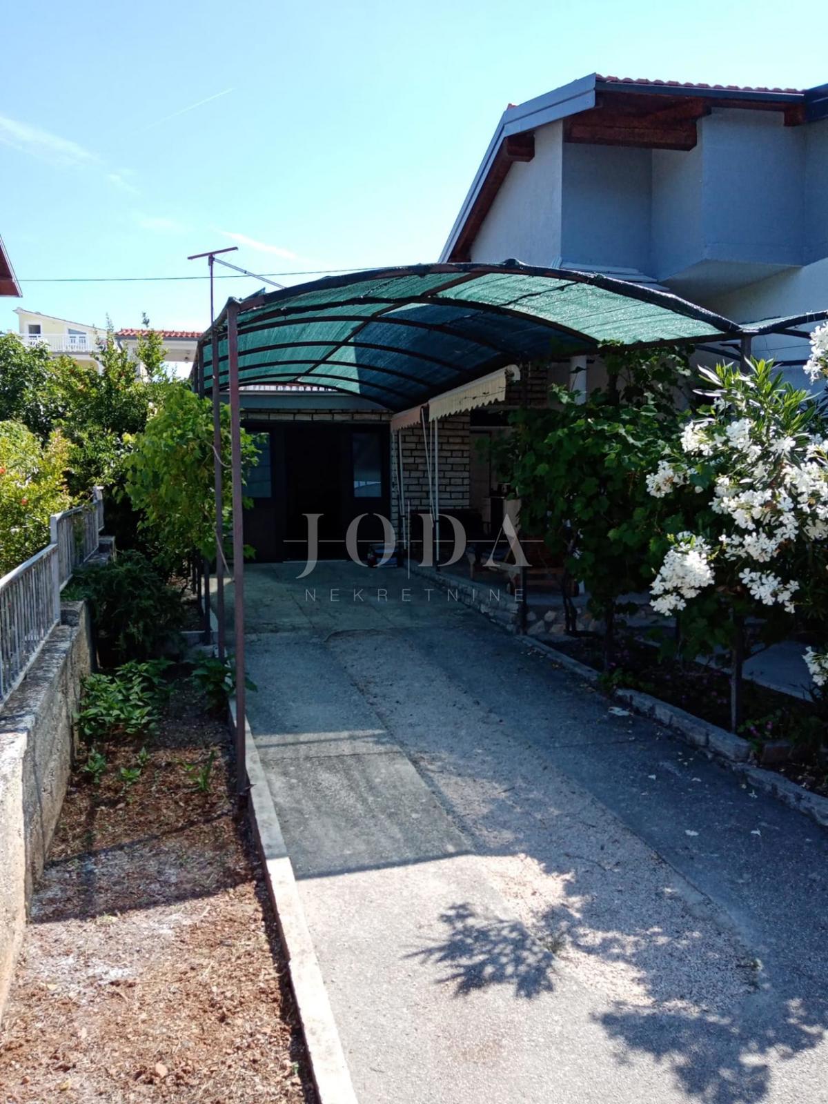 Vodice, casa con parcheggio in posizione eccellente