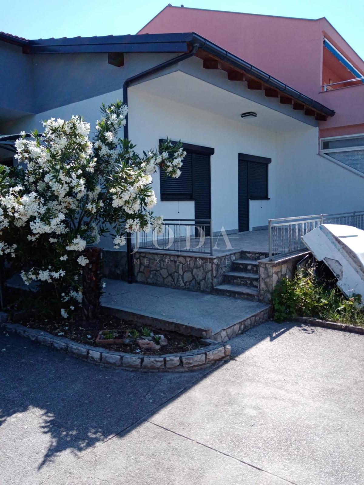 Vodice, casa con parcheggio in posizione eccellente