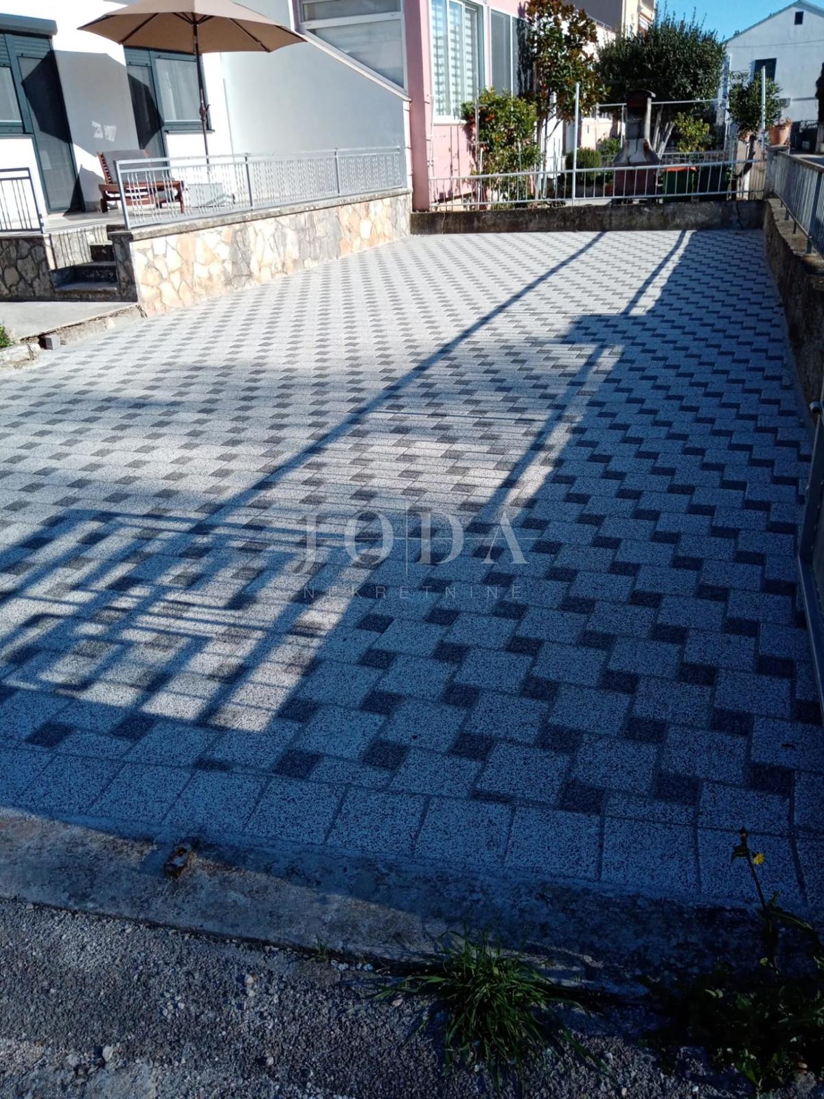 Vodice, casa con parcheggio in posizione eccellente