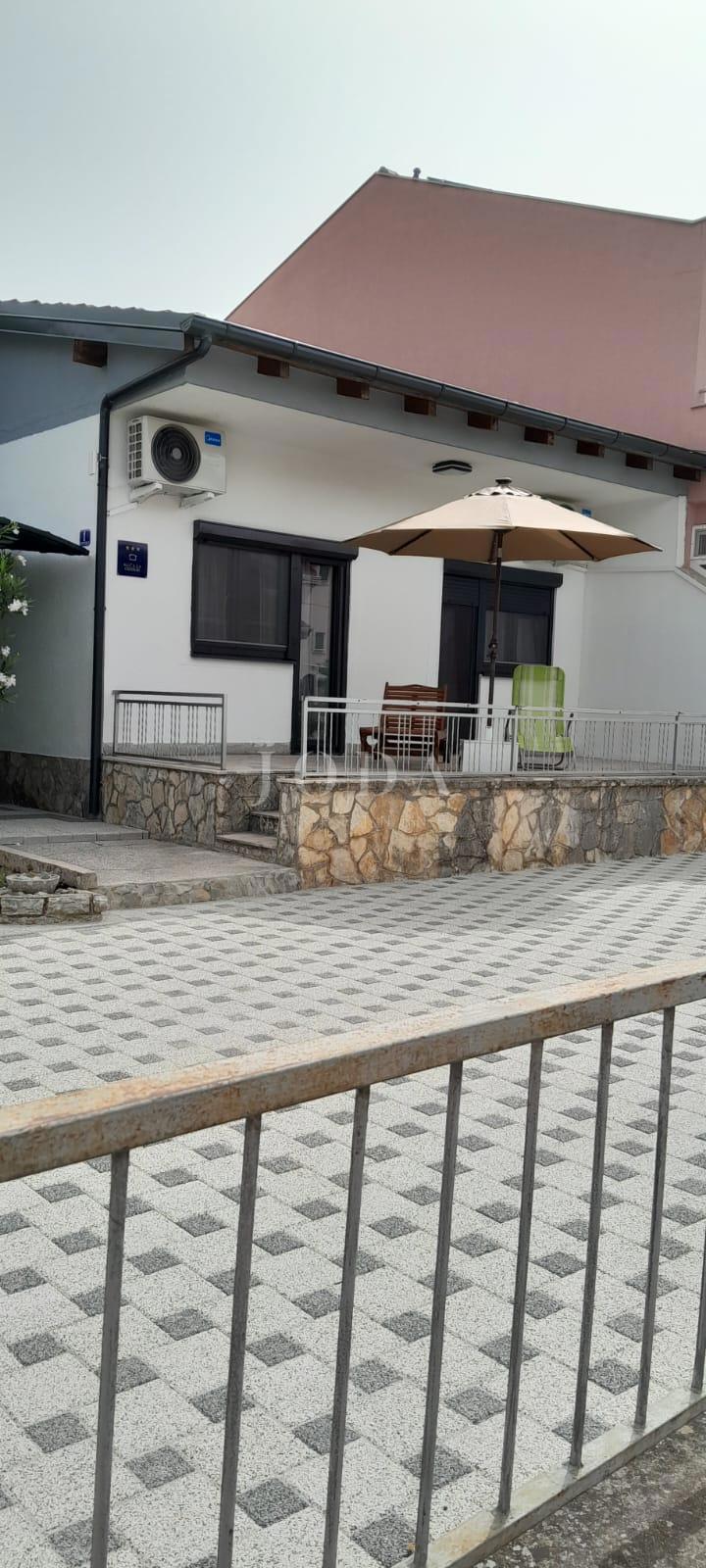 Vodice, casa con parcheggio in posizione eccellente