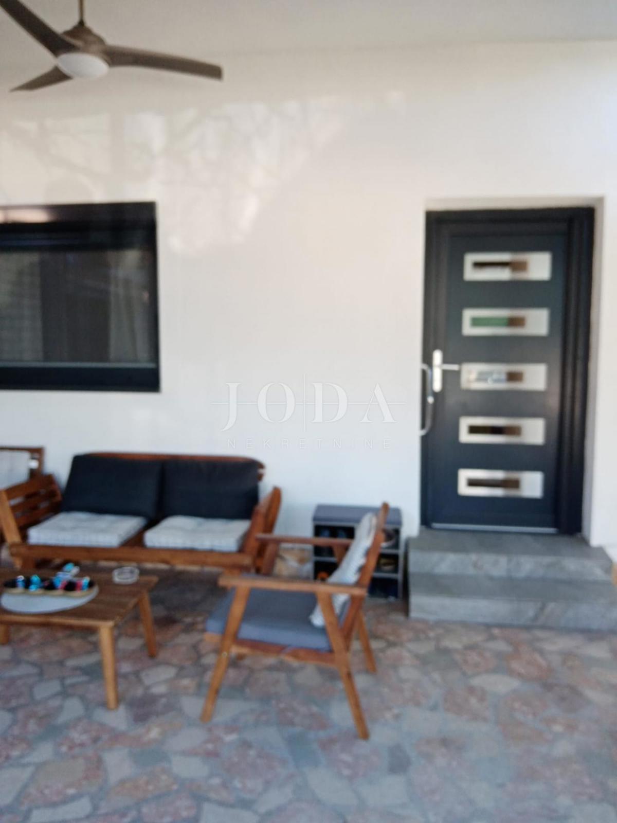 Vodice, casa con parcheggio in posizione eccellente