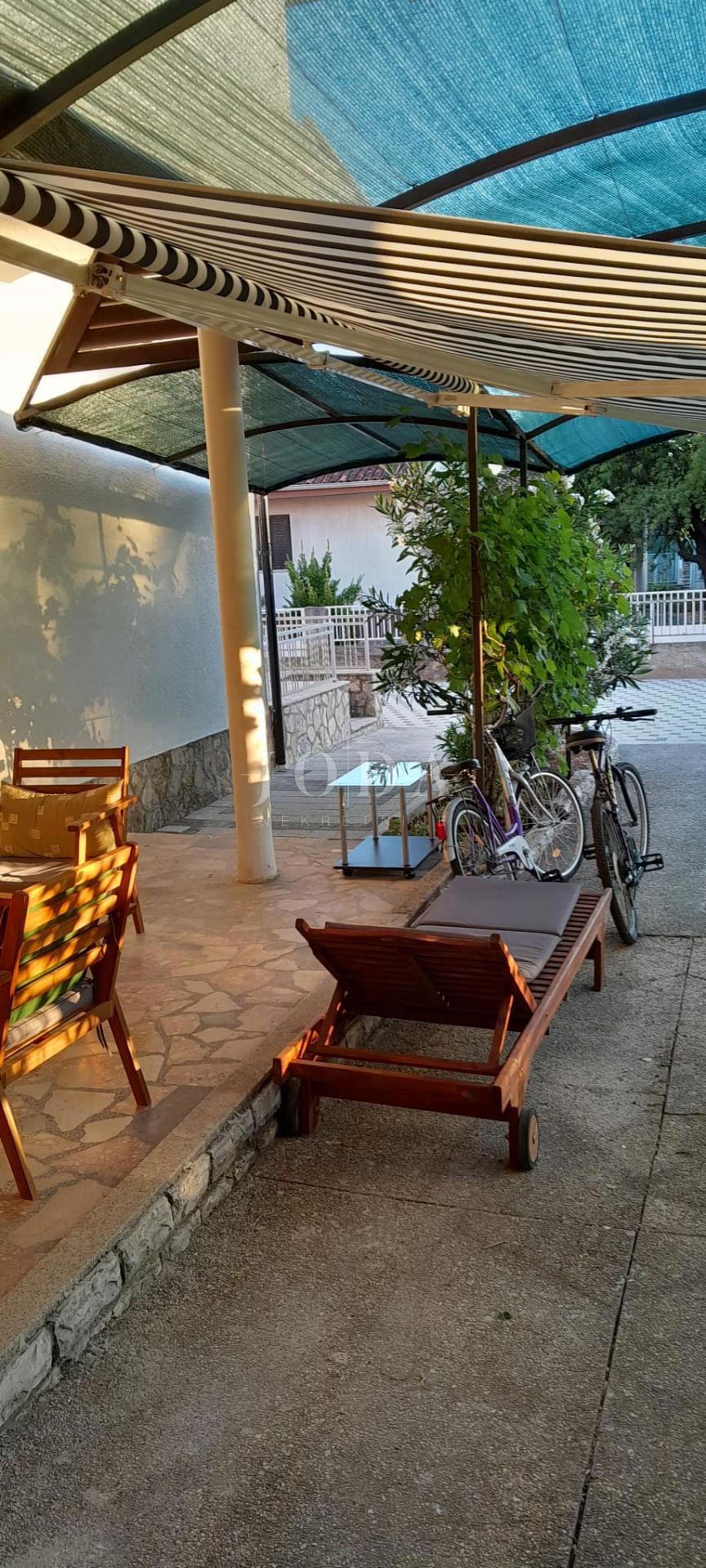 Vodice, casa con parcheggio in posizione eccellente