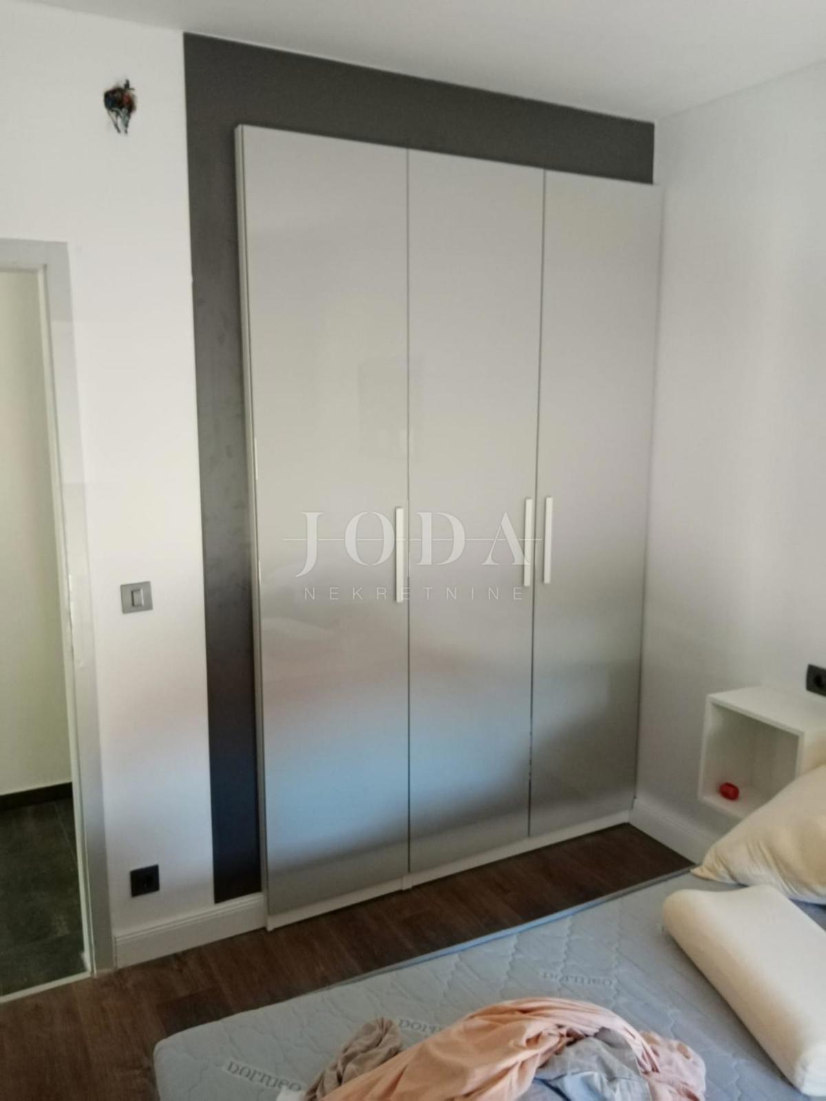 Vodice, casa con parcheggio in posizione eccellente