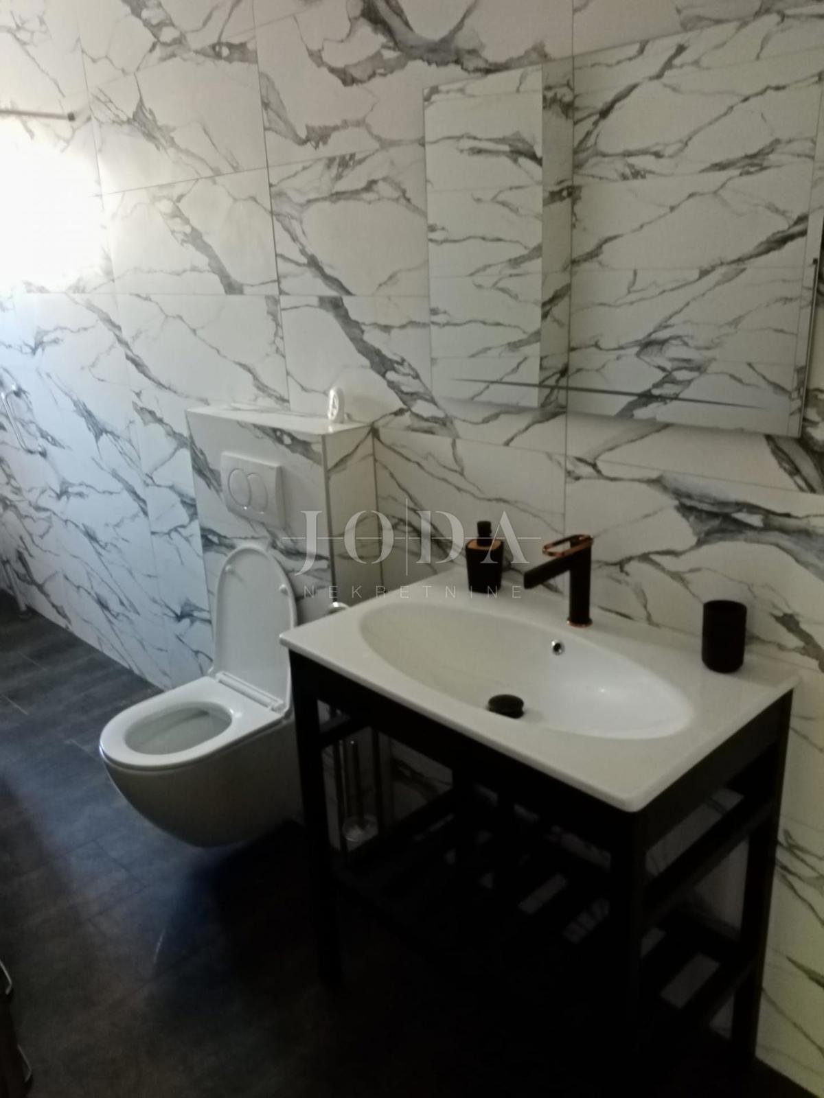 Vodice, casa con parcheggio in posizione eccellente