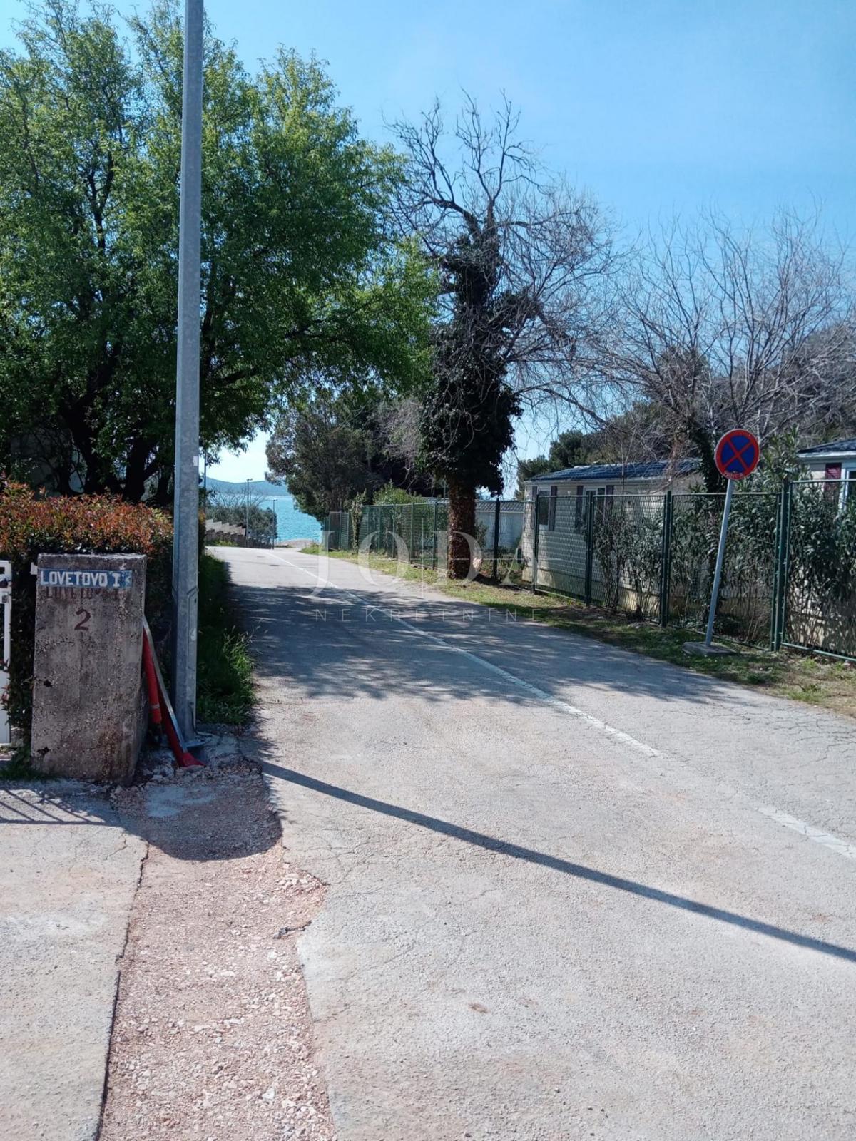 Vodice, casa con parcheggio in posizione eccellente