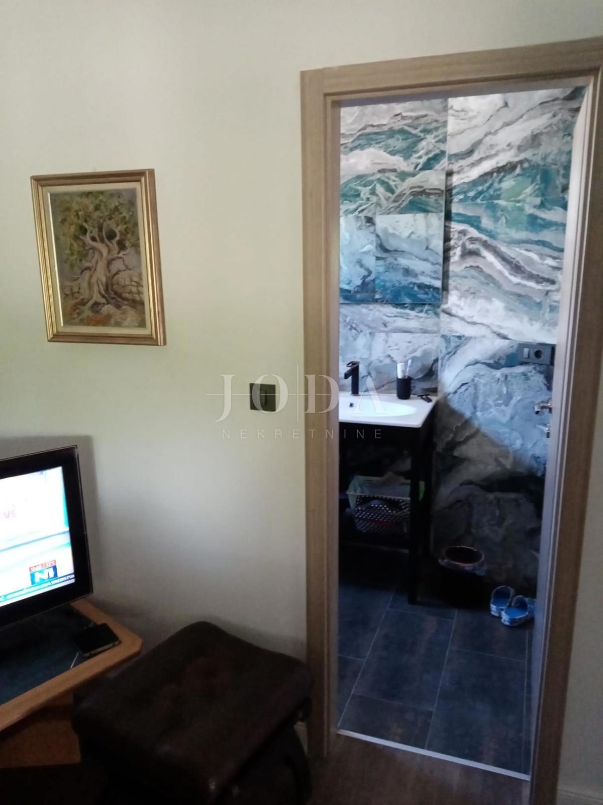 Vodice, casa con parcheggio in posizione eccellente