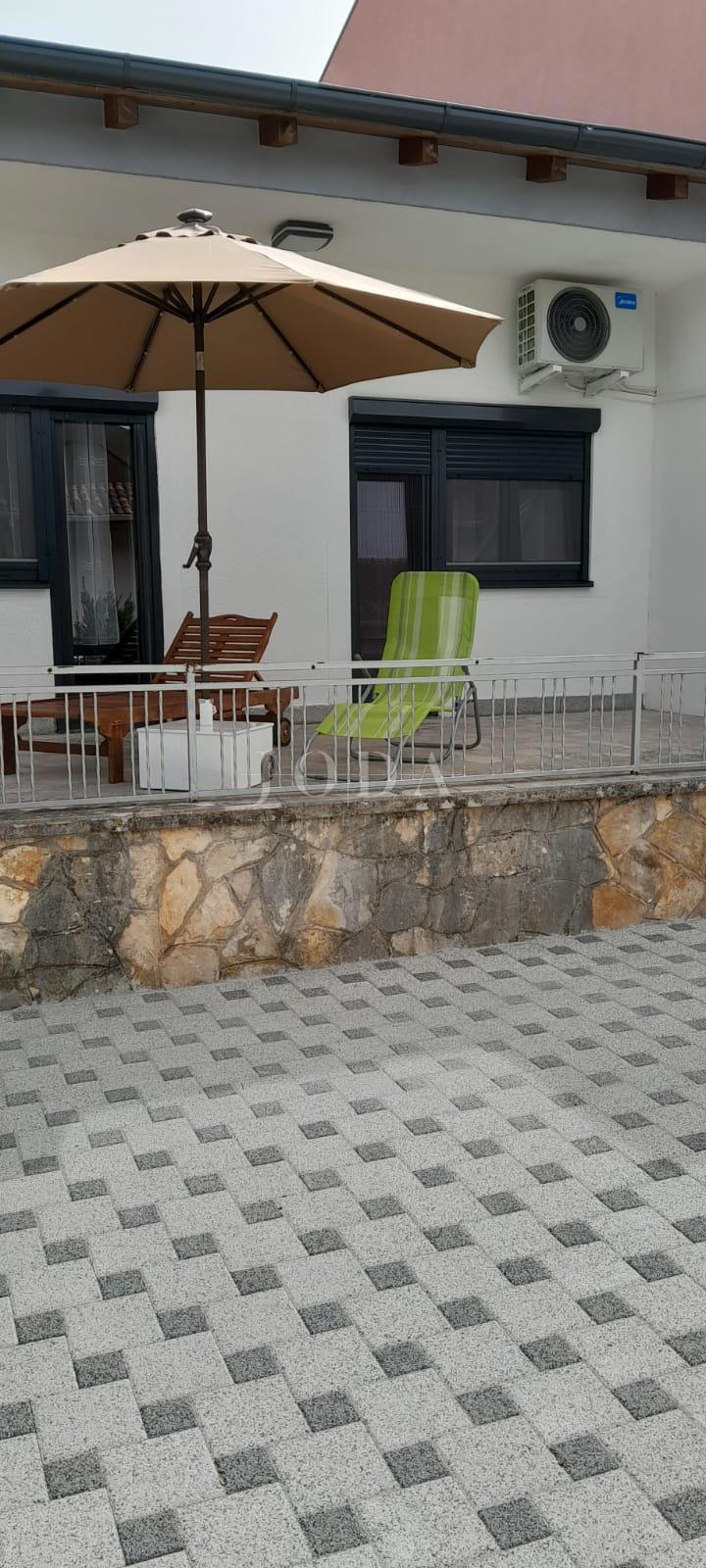 Vodice, casa con parcheggio in posizione eccellente