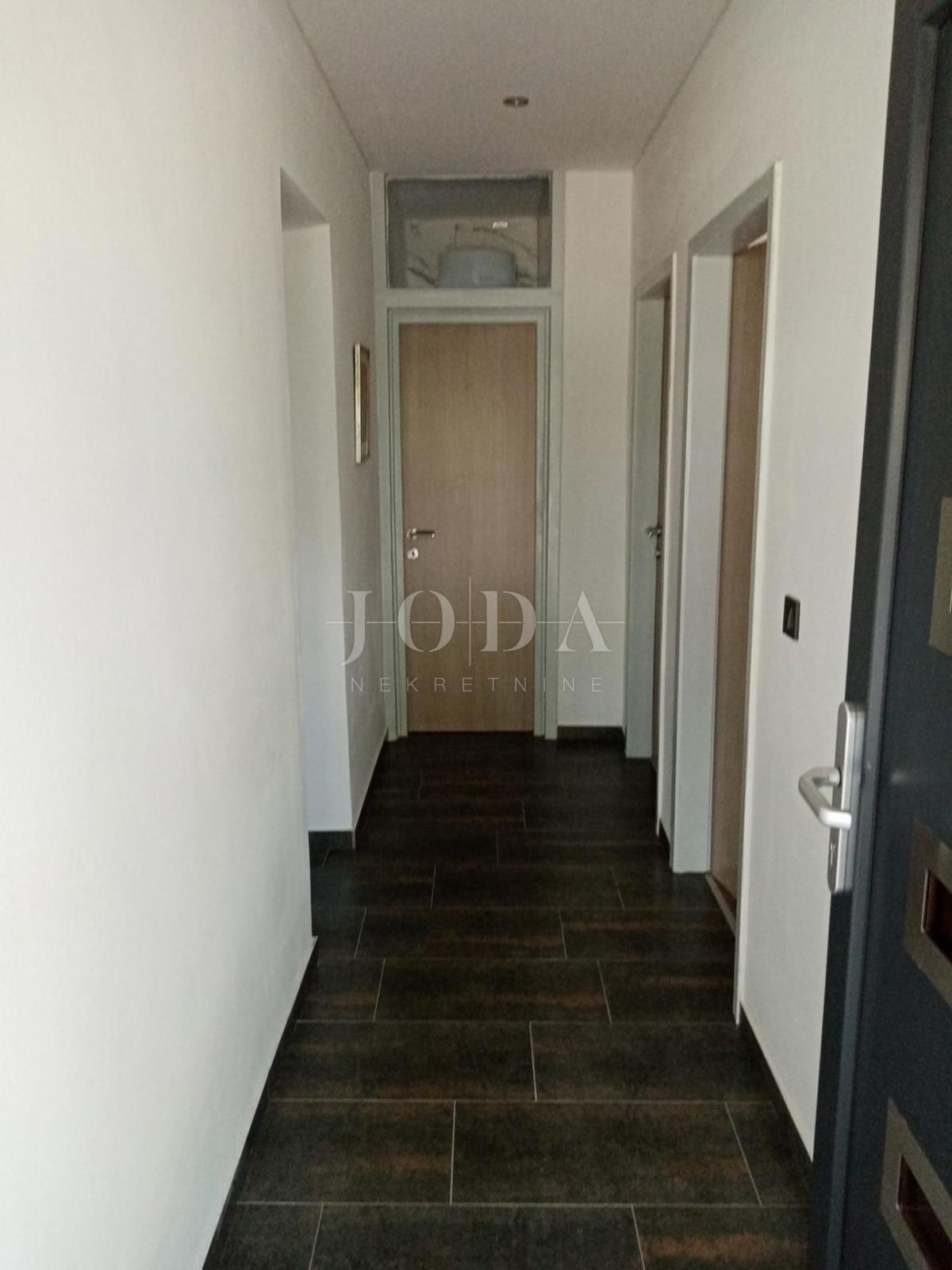 Vodice, casa con parcheggio in posizione eccellente