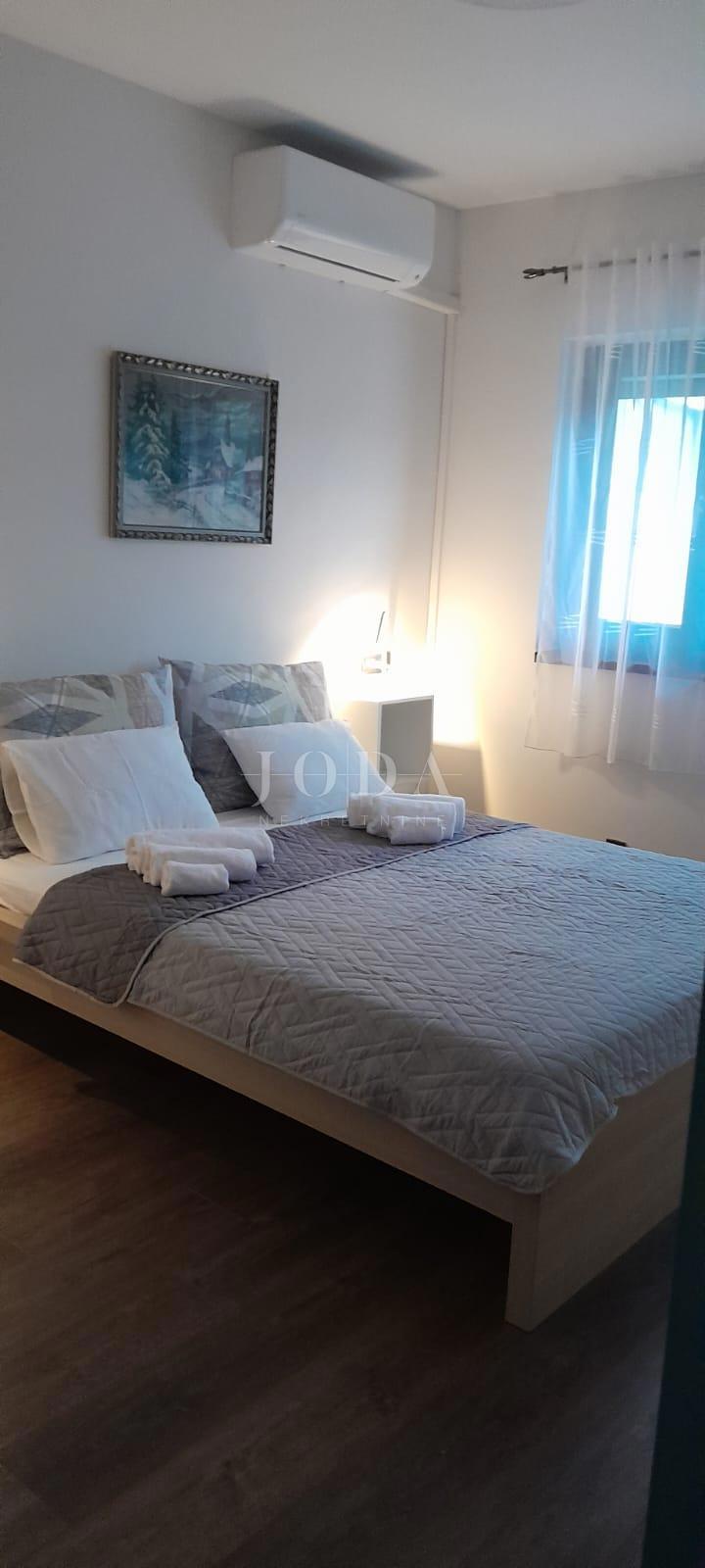 Vodice, casa con parcheggio in posizione eccellente