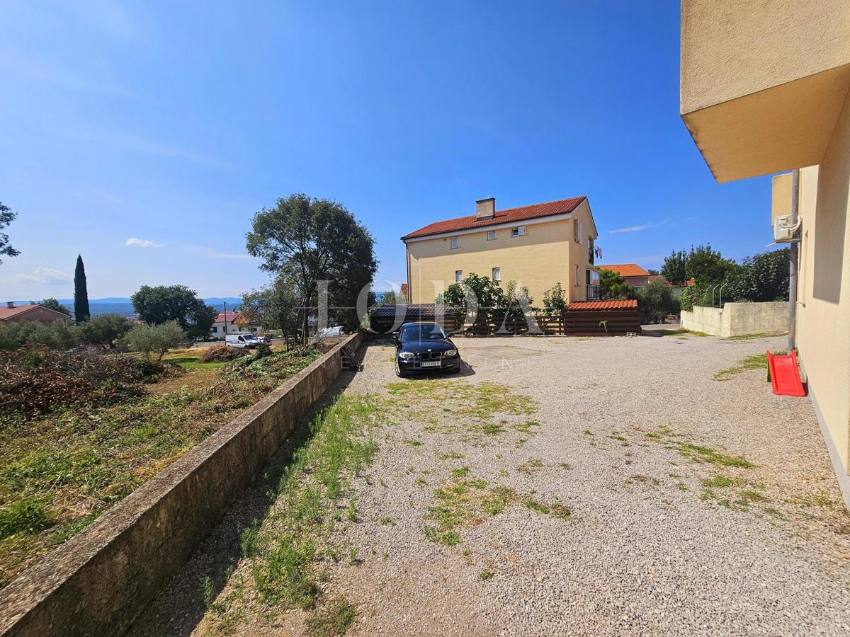 Casa con tre appartamenti vicino a Malinska, isola di Krk