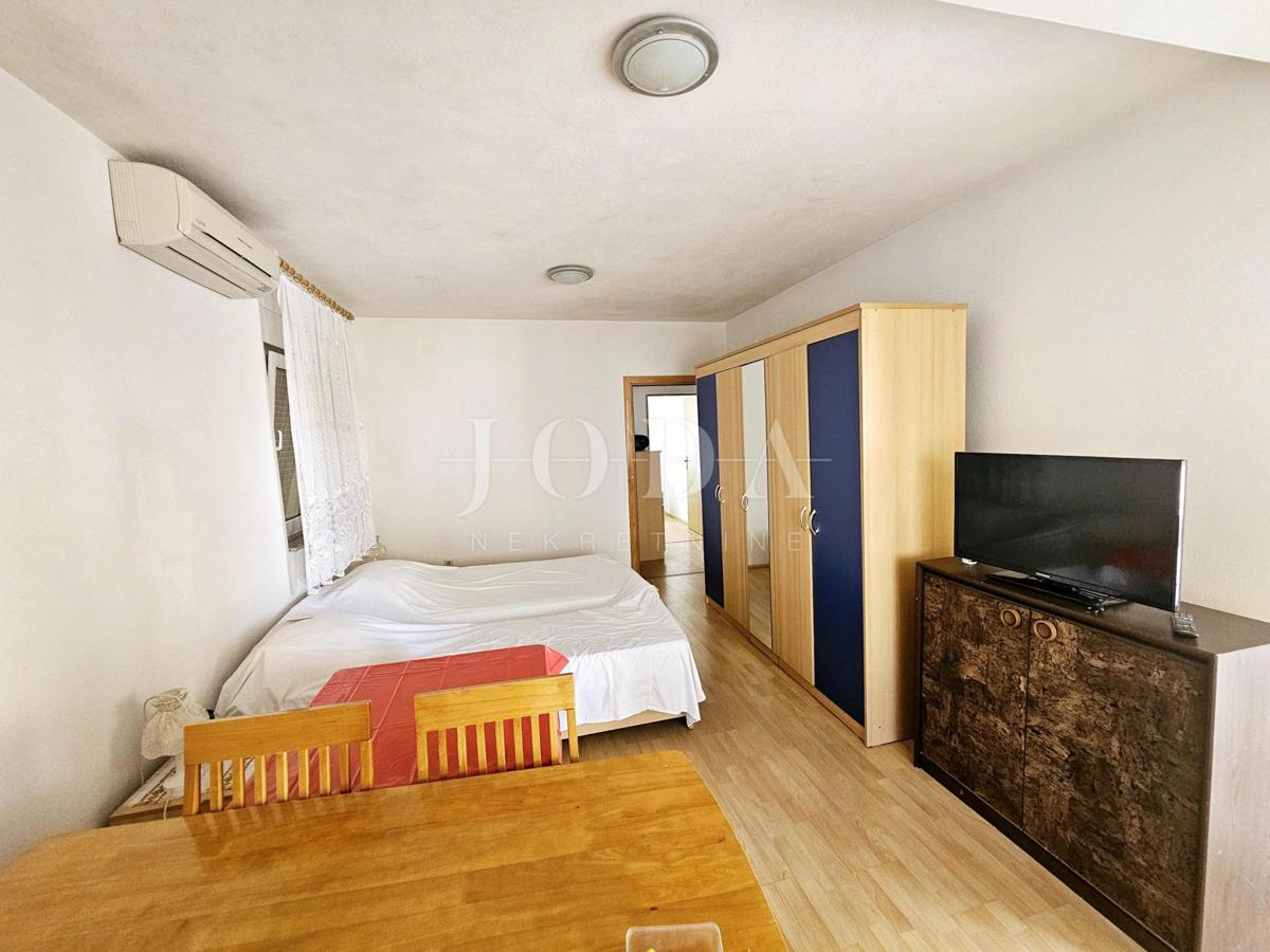 Casa con tre appartamenti vicino a Malinska, isola di Krk