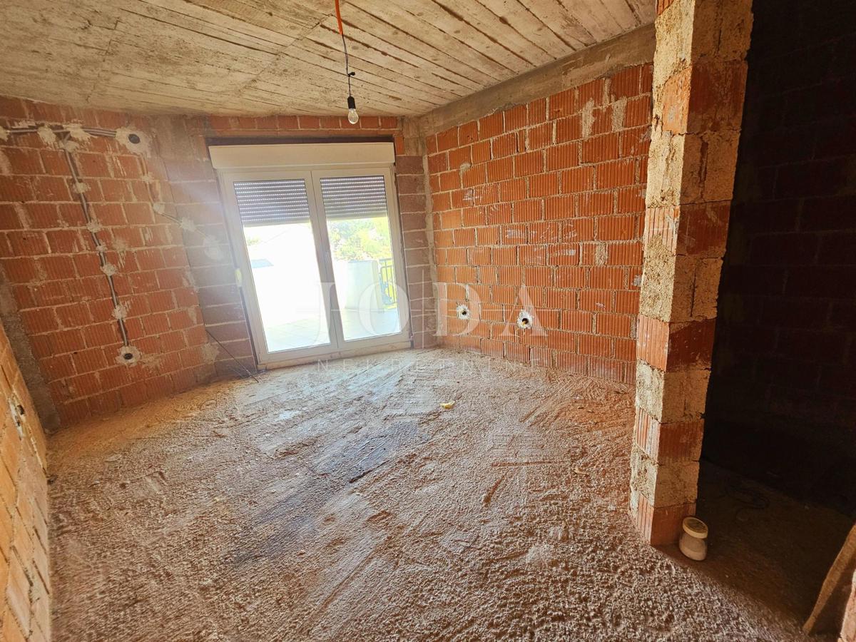 Casa con tre appartamenti vicino a Malinska, isola di Krk