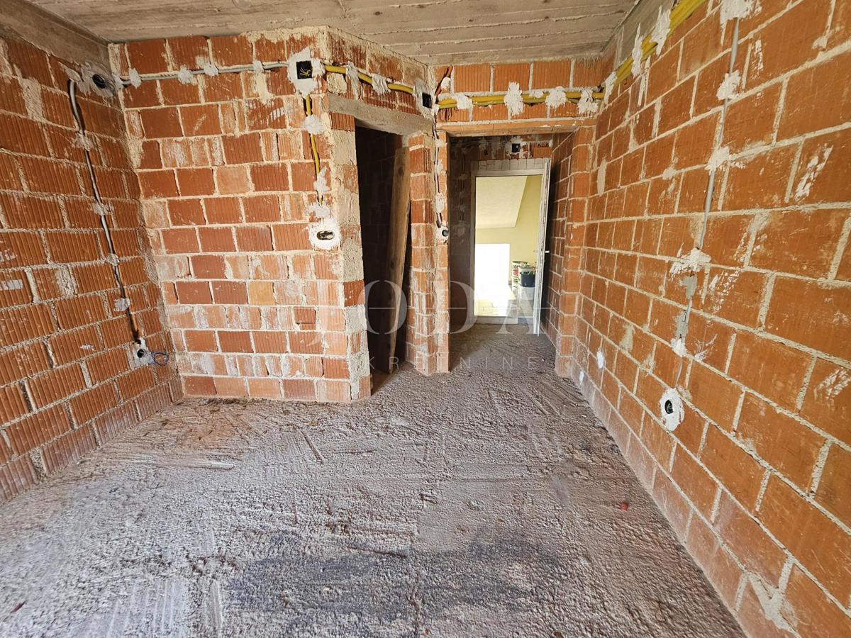 Casa con tre appartamenti vicino a Malinska, isola di Krk