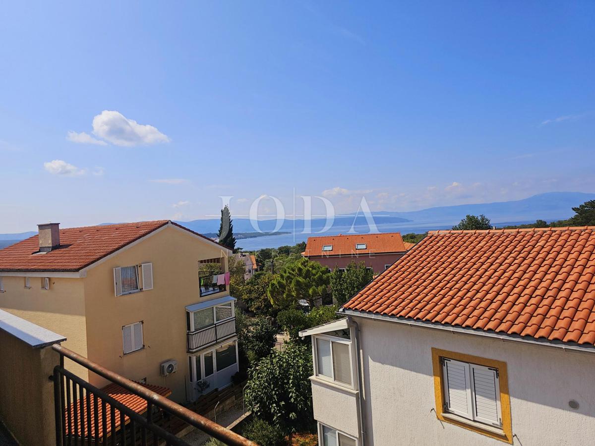 Casa con tre appartamenti vicino a Malinska, isola di Krk