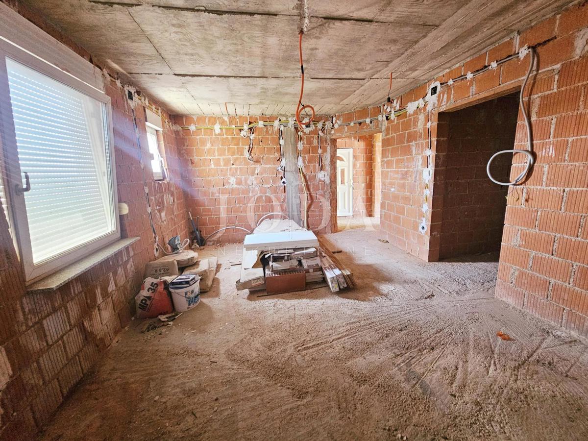 Casa con tre appartamenti vicino a Malinska, isola di Krk