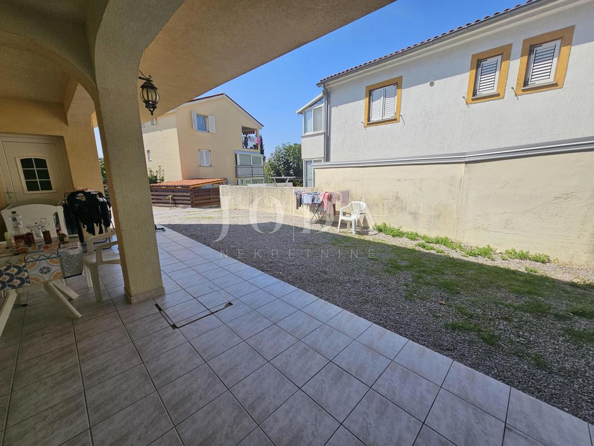 Casa con tre appartamenti vicino a Malinska, isola di Krk