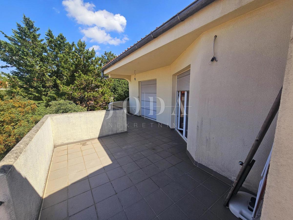 Casa con tre appartamenti vicino a Malinska, isola di Krk