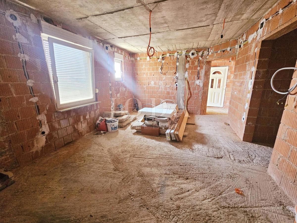 Casa con tre appartamenti vicino a Malinska, isola di Krk