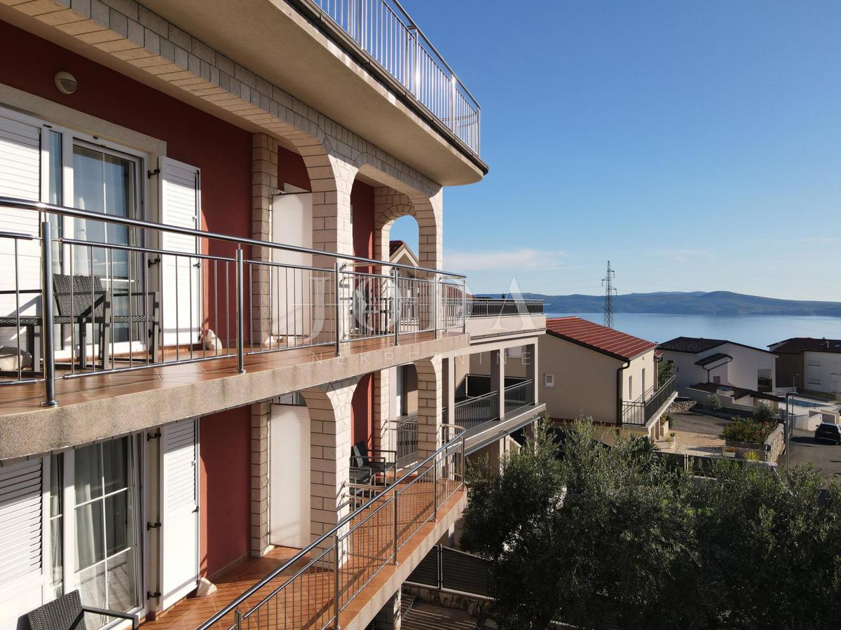 Opportunità di investimento – Casa con appartamenti e piscina a Crikvenica